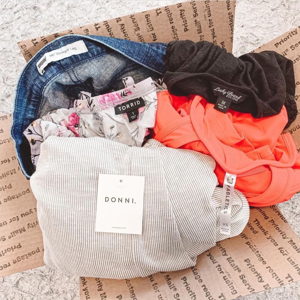 Welcome to my closet! 💓 - Picture 6 of 9